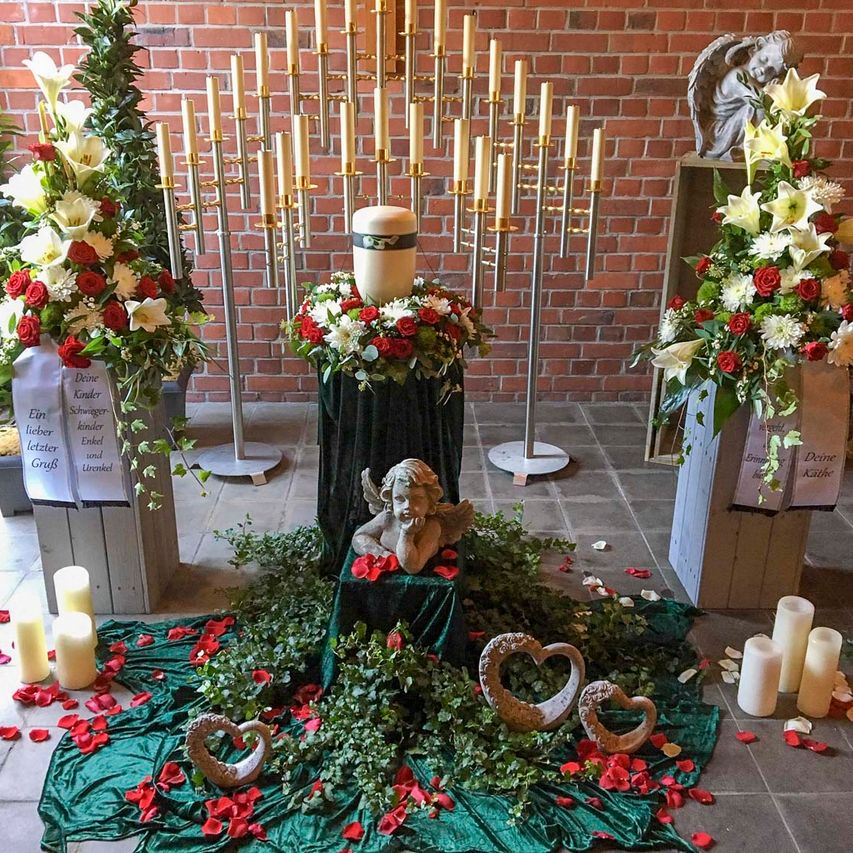 Urne mit Blumendekoration von Florist Nicky Judel aus Mulsum