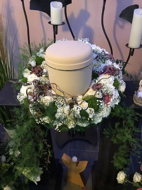 Urne mit Blumendekoration von Florist Nicky Judel aus Mulsum