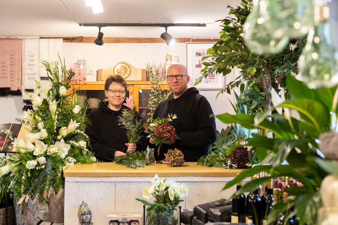 Florist Nicky Judel mit Mitarbeiterin im Geschäft in Mulsum