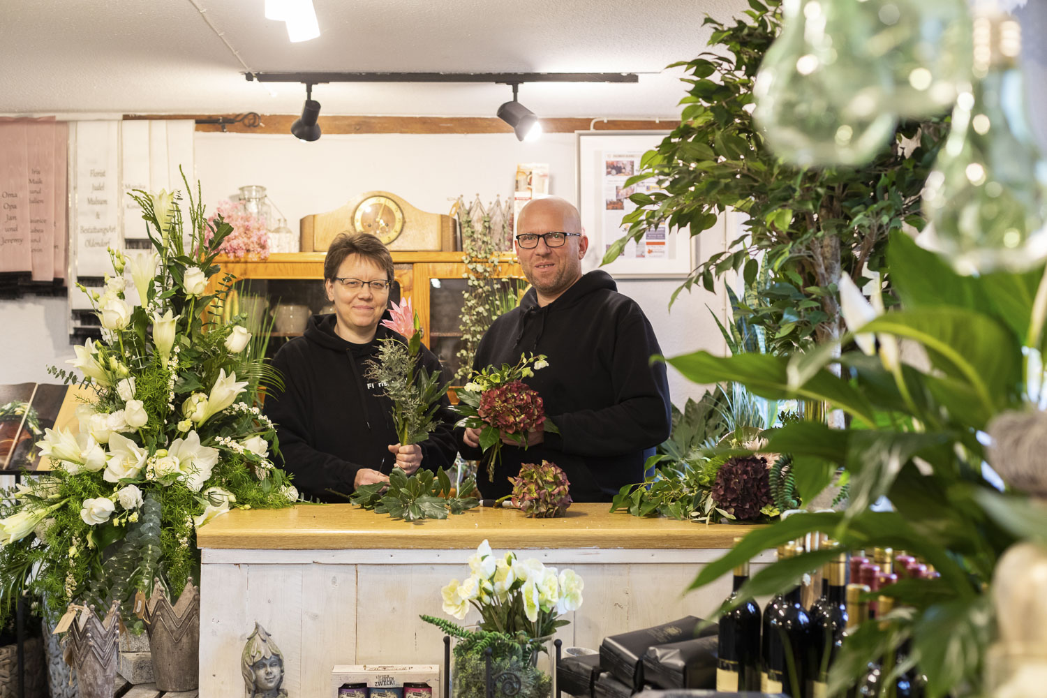 Florist Nicky Judel mit Mitarbeiterin im Geschäft in Mulsum