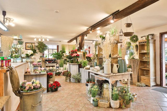 Dekoartikel und frische Blumen im Ladengeschäft von Florist Judel in Mulsum