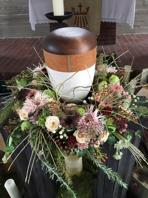 Urne mit Blumendekoration von Florist Nicky Judel aus Mulsum